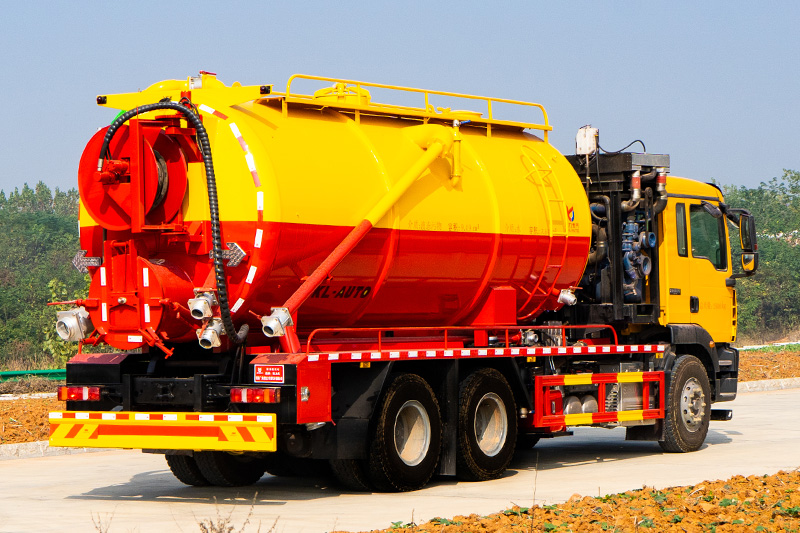 重汽汕德卡后双桥清洗吸污车（带副发）（一体罐）21方