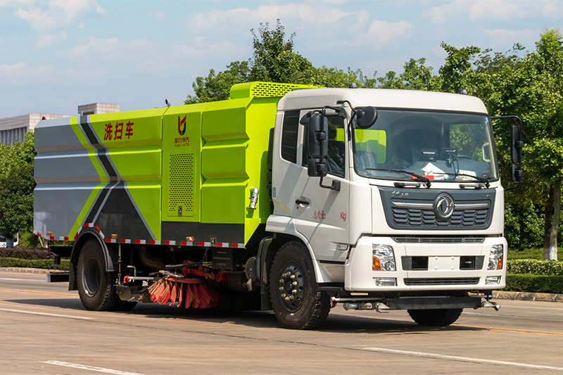 东风天锦洗扫车    7垃圾箱  9方清水箱